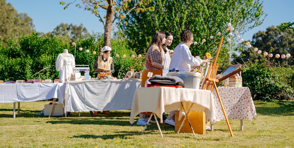 un groupe de personnes debout autour d’une table