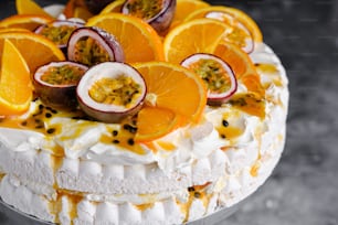 un gâteau avec des oranges et des fruits de la passion sur le dessus