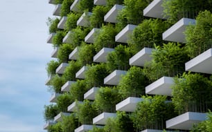 Un edificio que tiene un montón de plantas creciendo en él