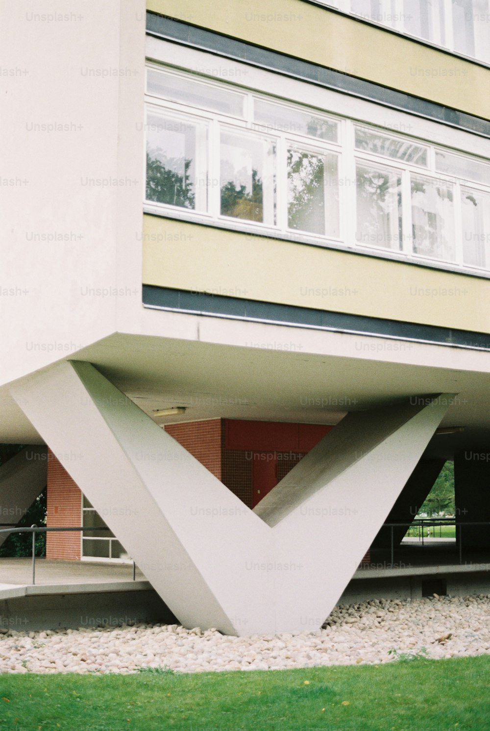 um edifício com um grande desenho triangular à sua frente