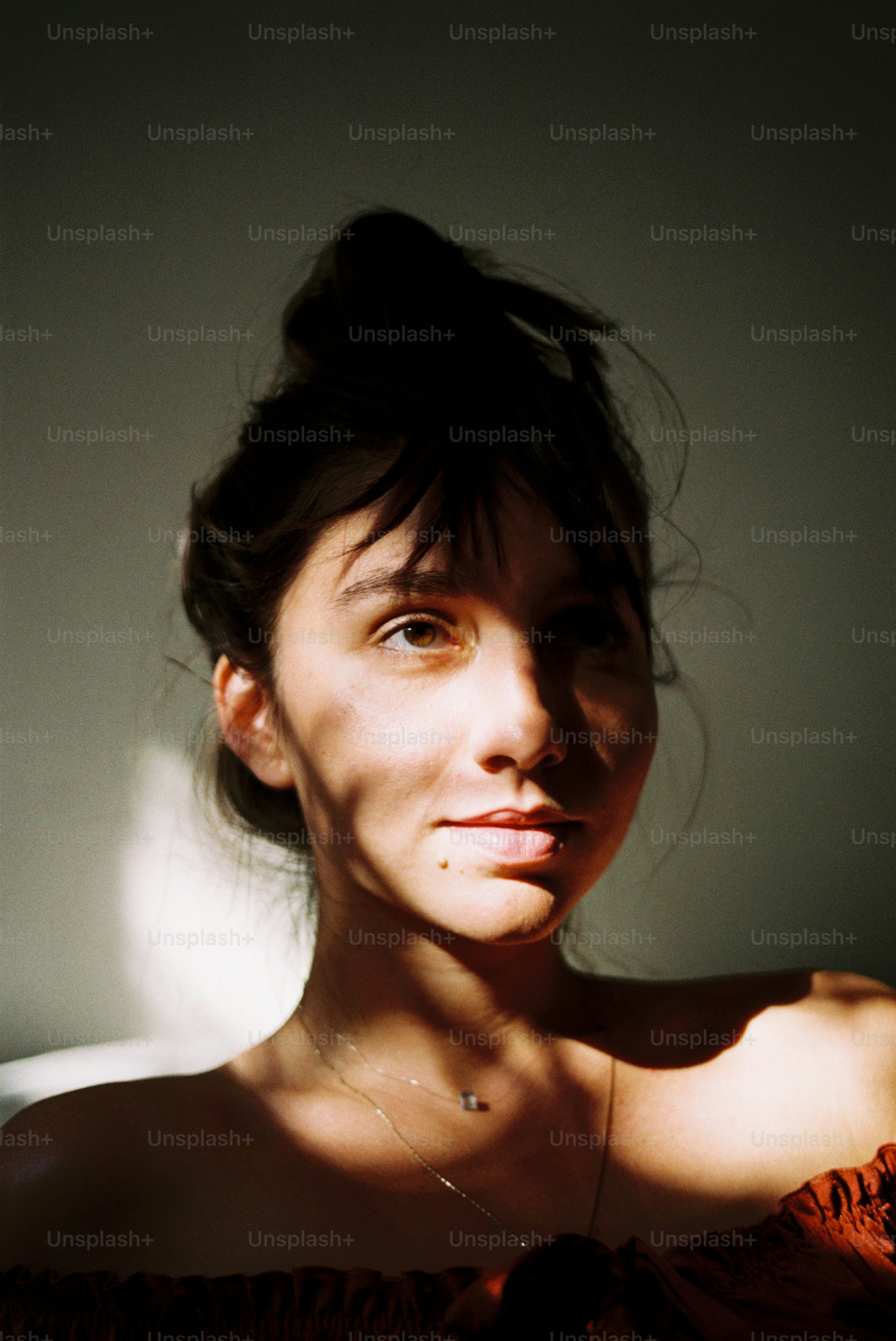 uma mulher está posando para uma foto sob a luz do sol