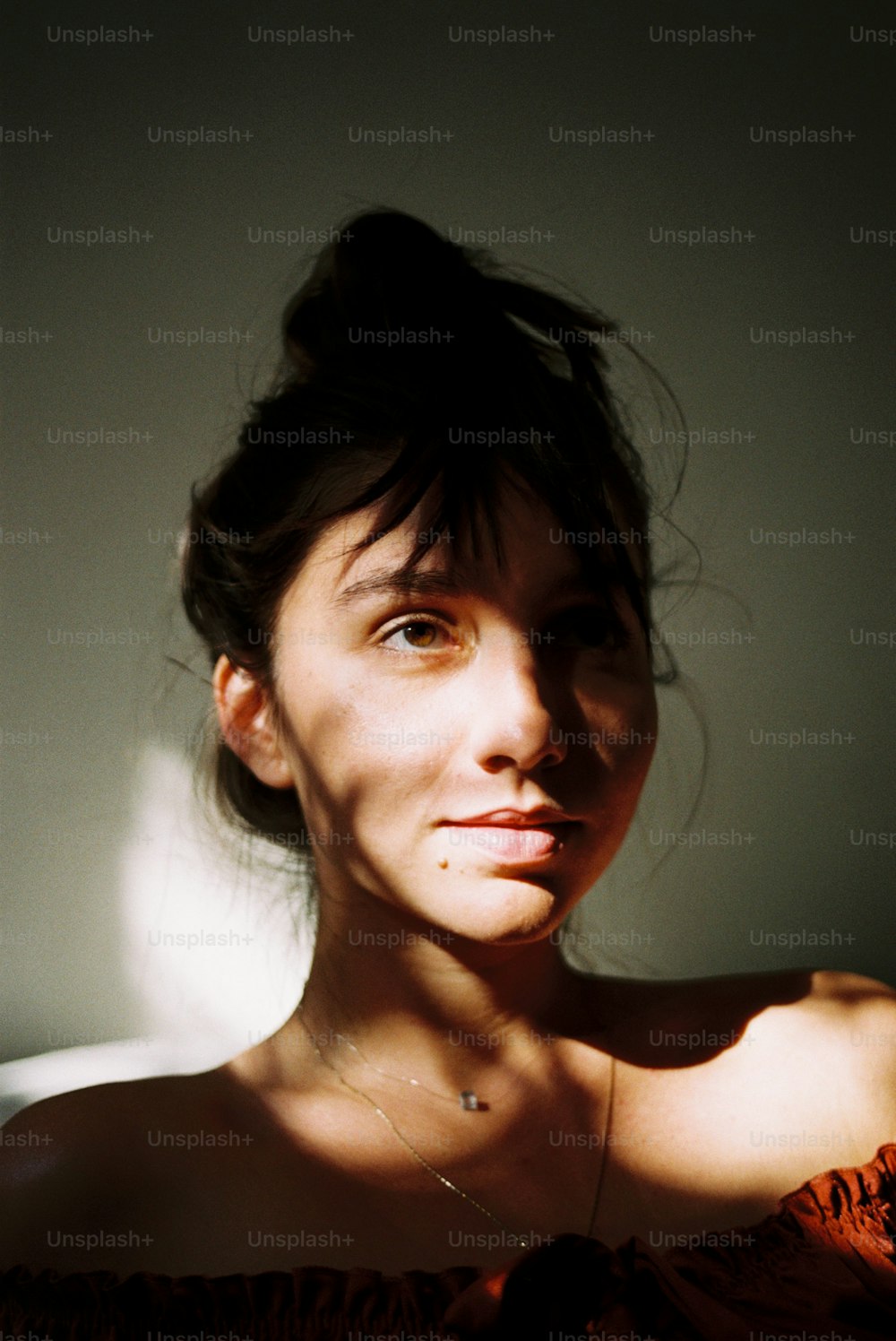 Eine Frau posiert für ein Foto im Sonnenlicht