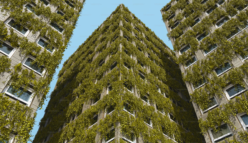 Ein sehr hohes Gebäude, das mit vielen Grünpflanzen bedeckt ist