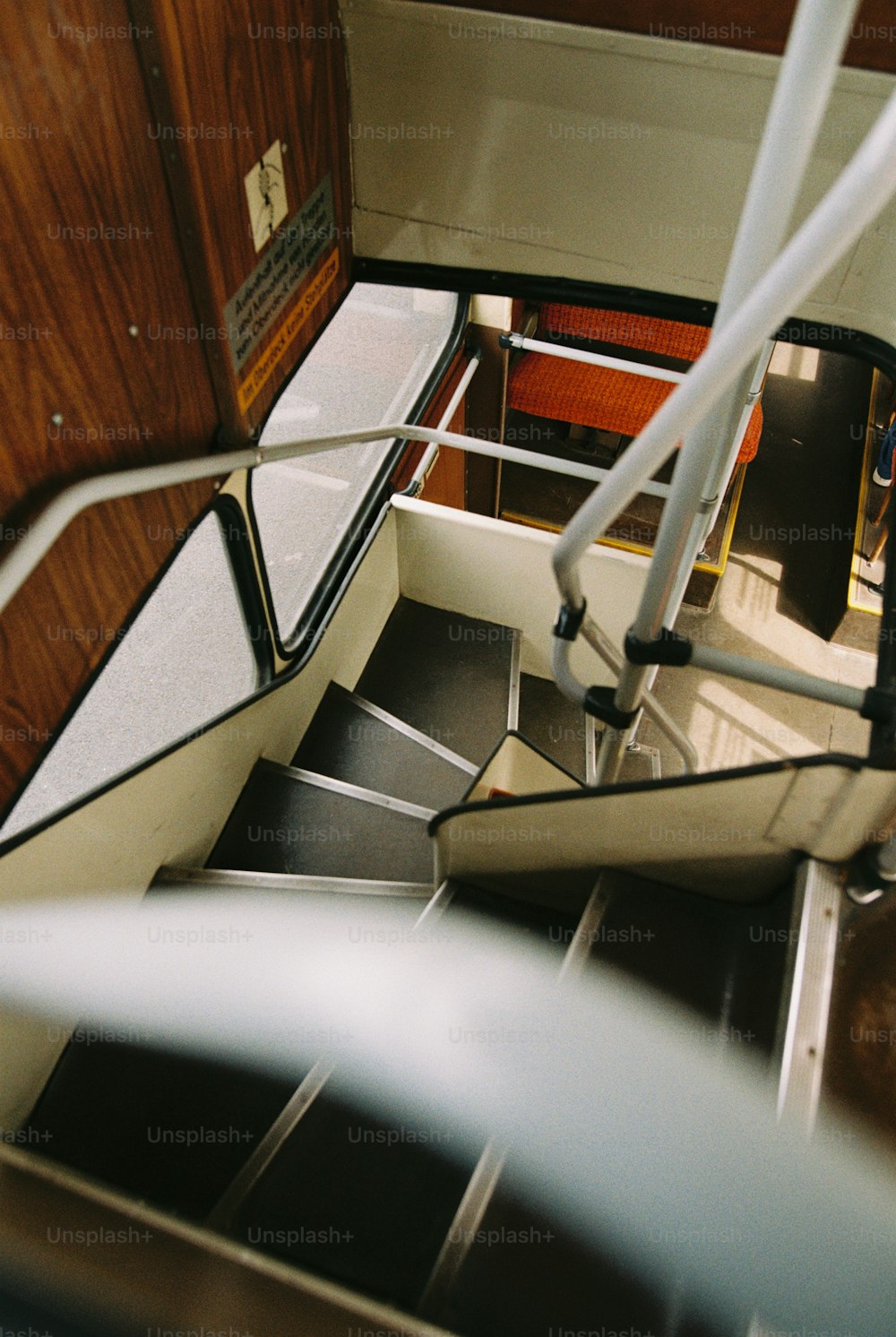 un ensemble d’escaliers menant au sommet d’un bâtiment