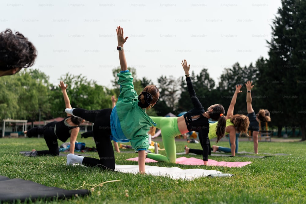 um grupo de pessoas fazendo yoga em um parque