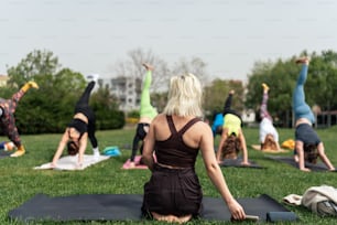 Eine Gruppe von Menschen, die Yoga in einem Park machen