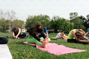 Eine Gruppe von Menschen, die Yoga in einem Park machen