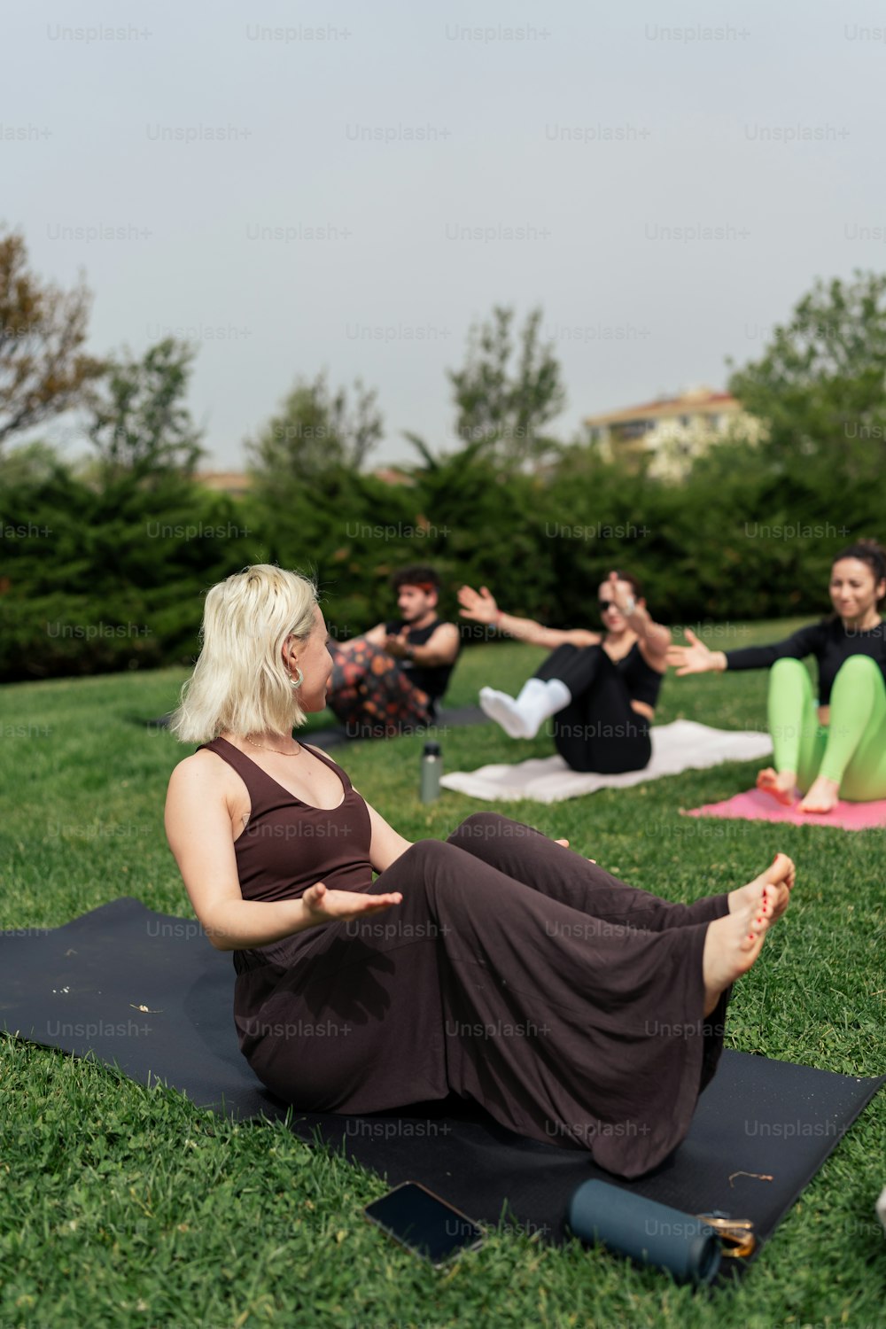 Un grupo de personas haciendo yoga en un parque