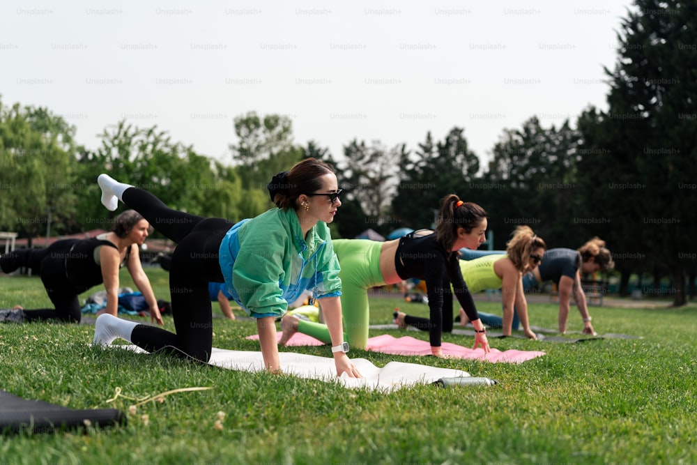 Un grupo de mujeres haciendo yoga en un parque