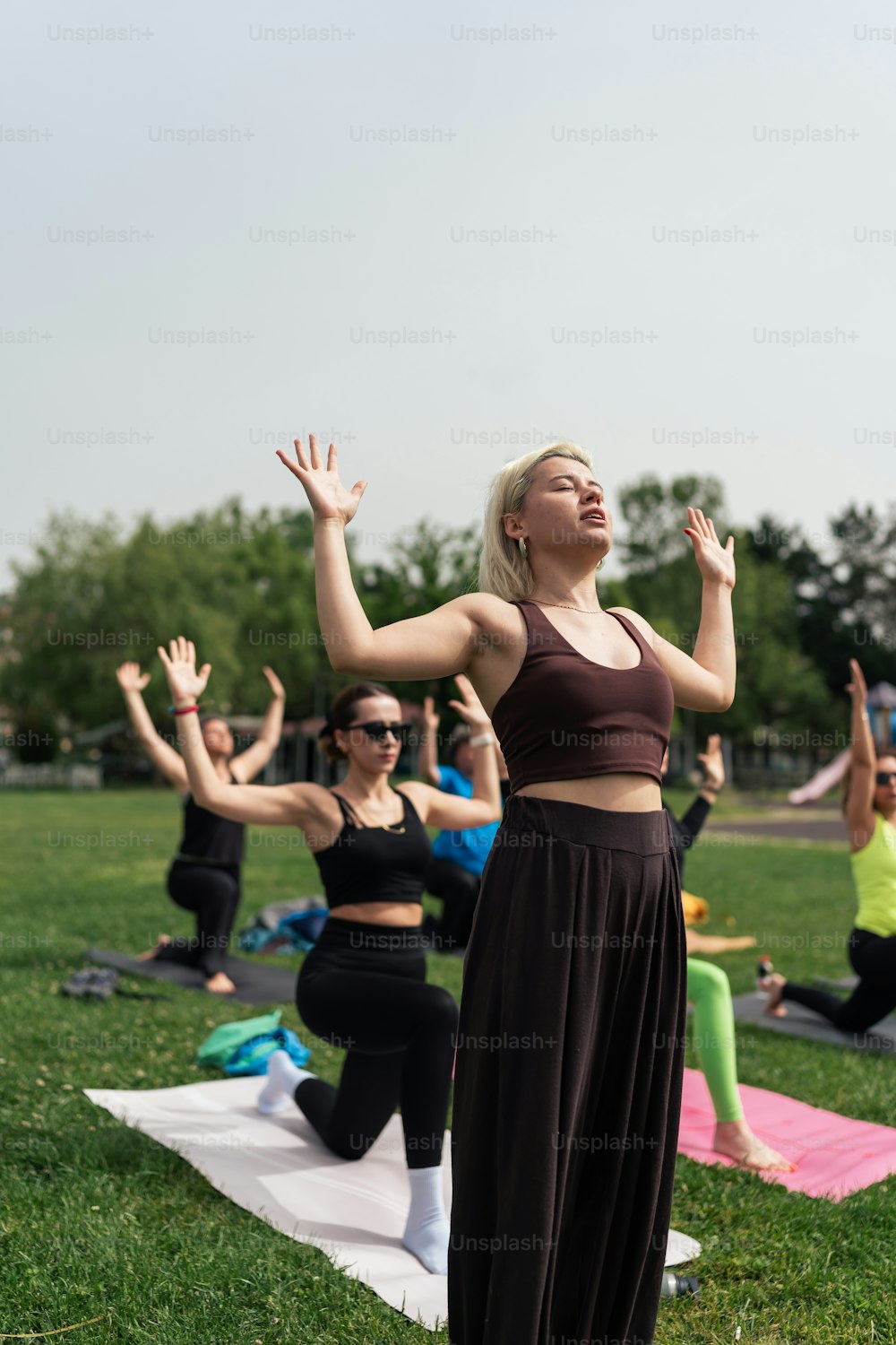 Un grupo de mujeres haciendo yoga en un parque