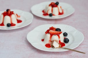 drei Teller Dessert mit Erdbeeren und Heidelbeeren drauf