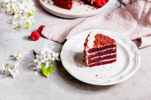 皿にのせた赤いベルベットのケーキのスライス