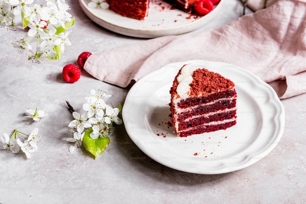 une part de gâteau de velours rouge sur une assiette