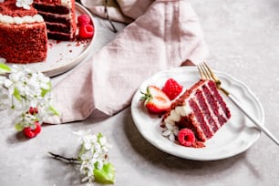 uma fatia de bolo red velvet em um prato