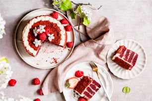 um pedaço de bolo red velvet em um prato