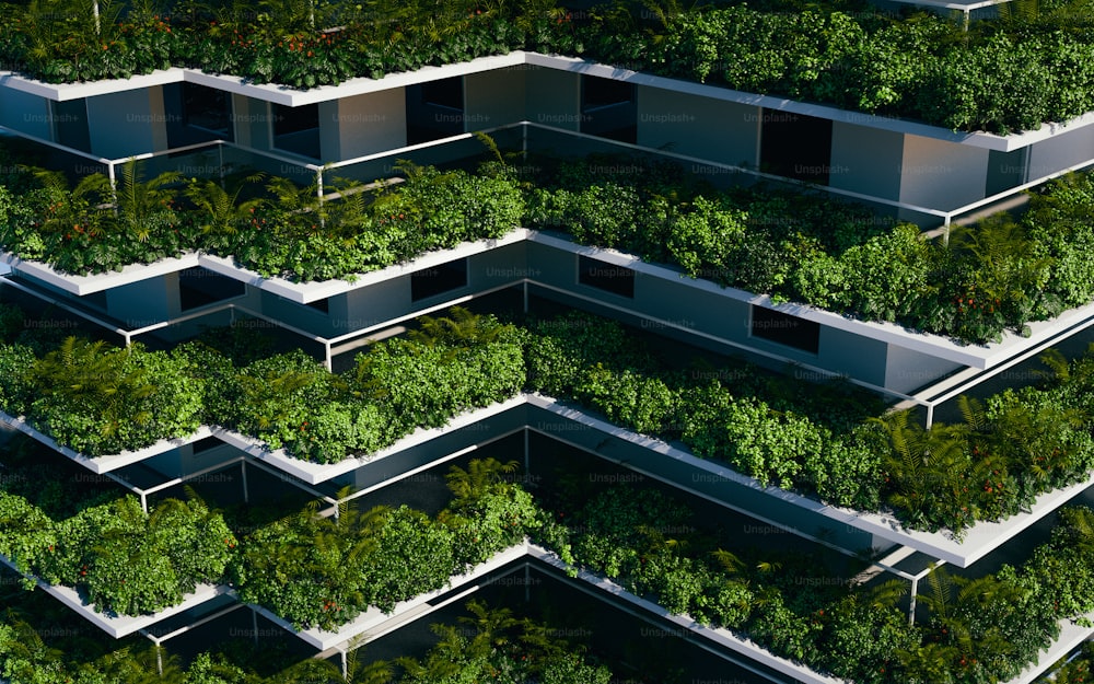 Un edificio muy alto con muchas plantas creciendo en él