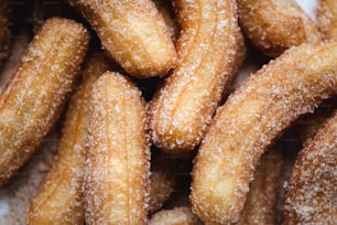 Ein Haufen mit Zucker überzogene Donuts, die auf einem Tisch stehen