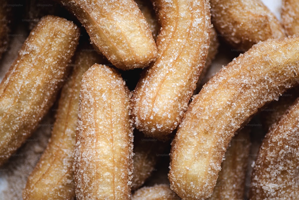 una pila de rosquillas cubiertas de azúcar encima de una mesa