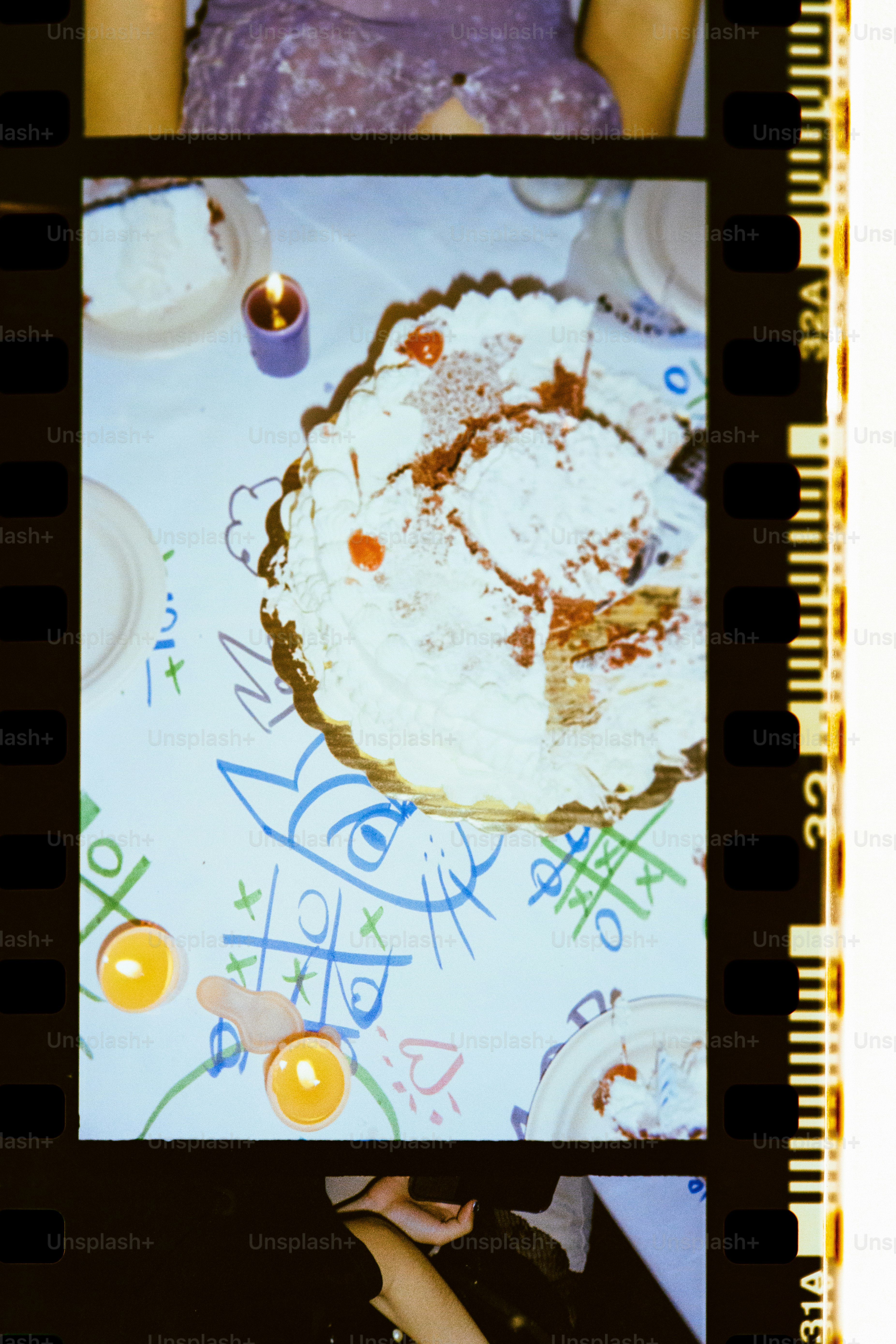 una donna seduta a un tavolo con una torta davanti a lei