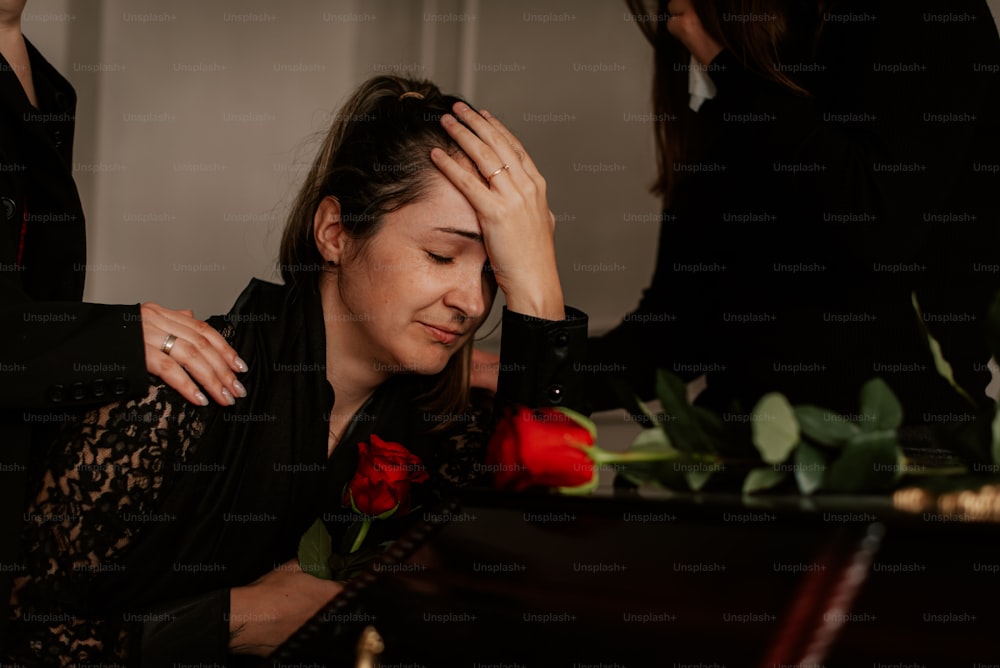 une femme assise à un piano, les mains sur la tête