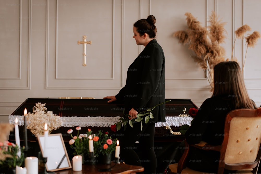 una donna in piedi accanto a un pianoforte in una stanza
