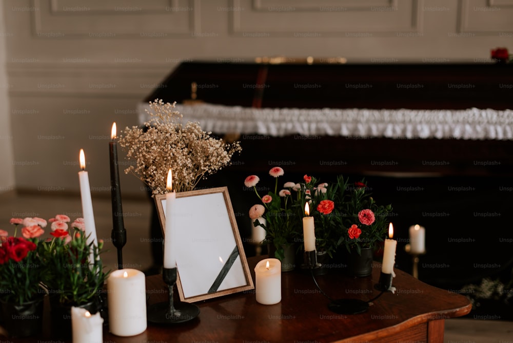 una mesa de madera cubierta con velas y flores