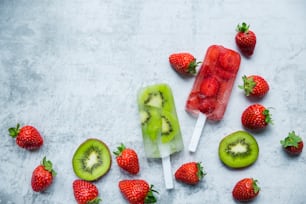 un popsicle au kiwi et aux fraises sur une table