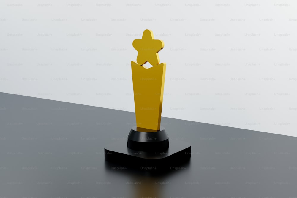 un trophée jaune posé sur une table noire