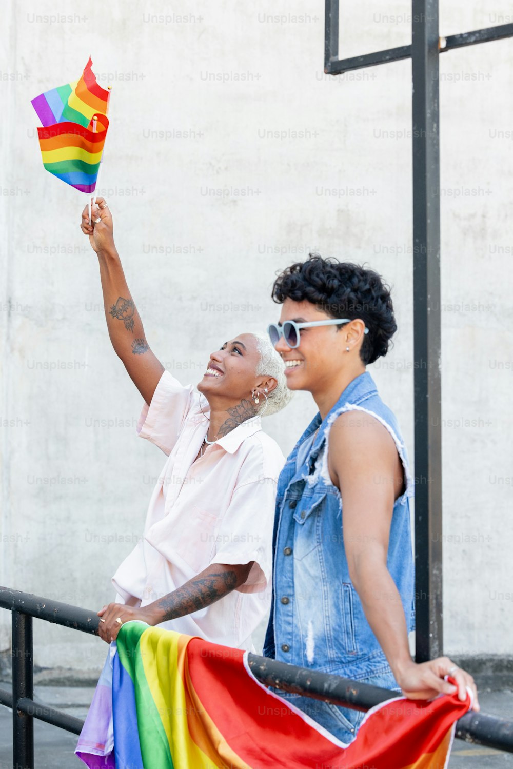 Un hombre y una mujer sosteniendo una cometa arcoíris