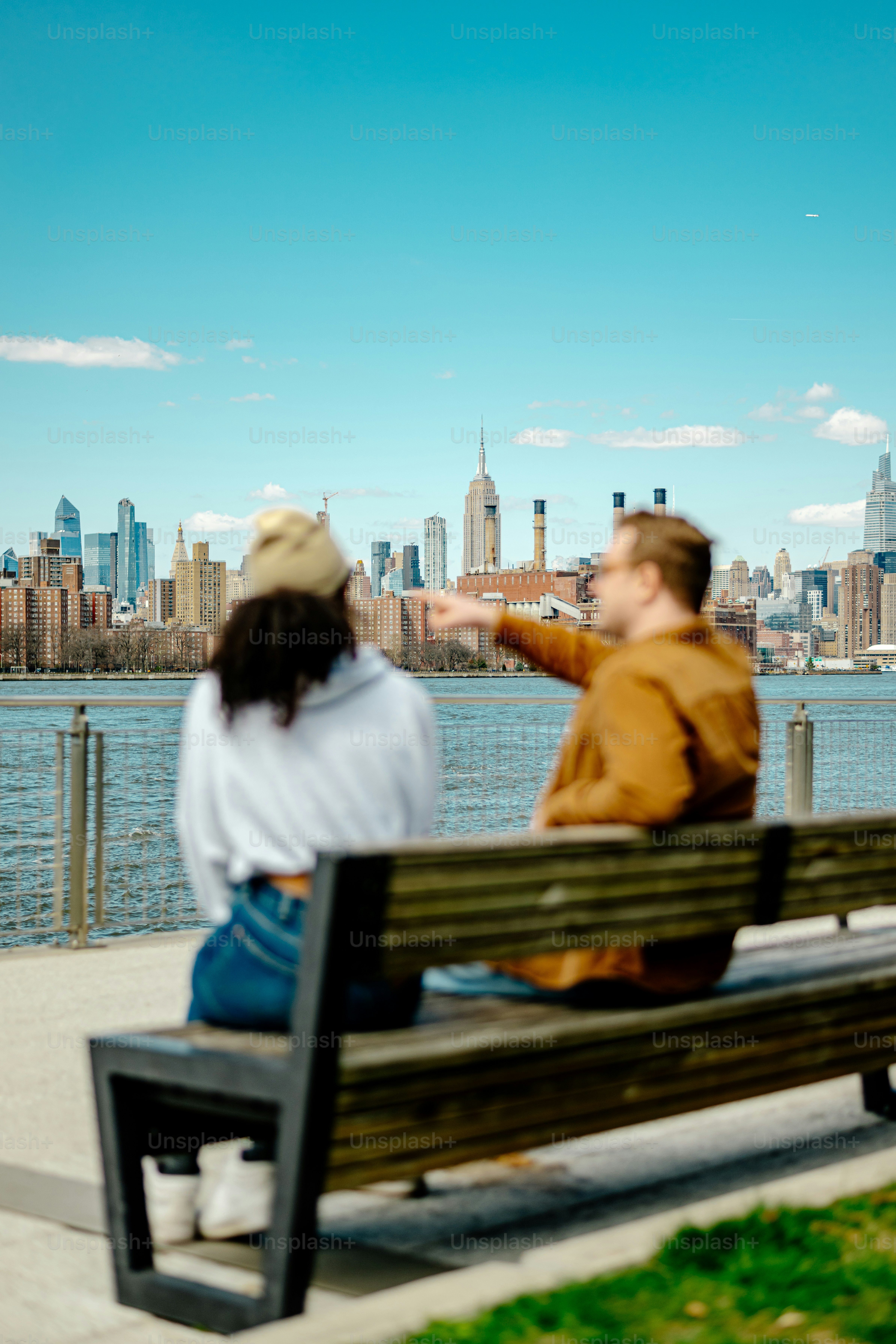 un homme et une femme assis sur un banc