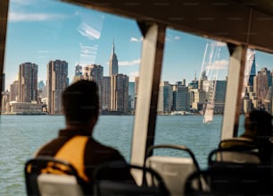 uma vista de uma cidade de um barco na água