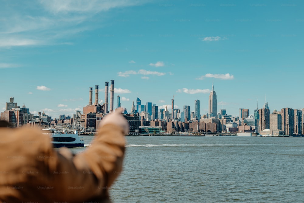 um homem tirando uma foto de um horizonte da cidade