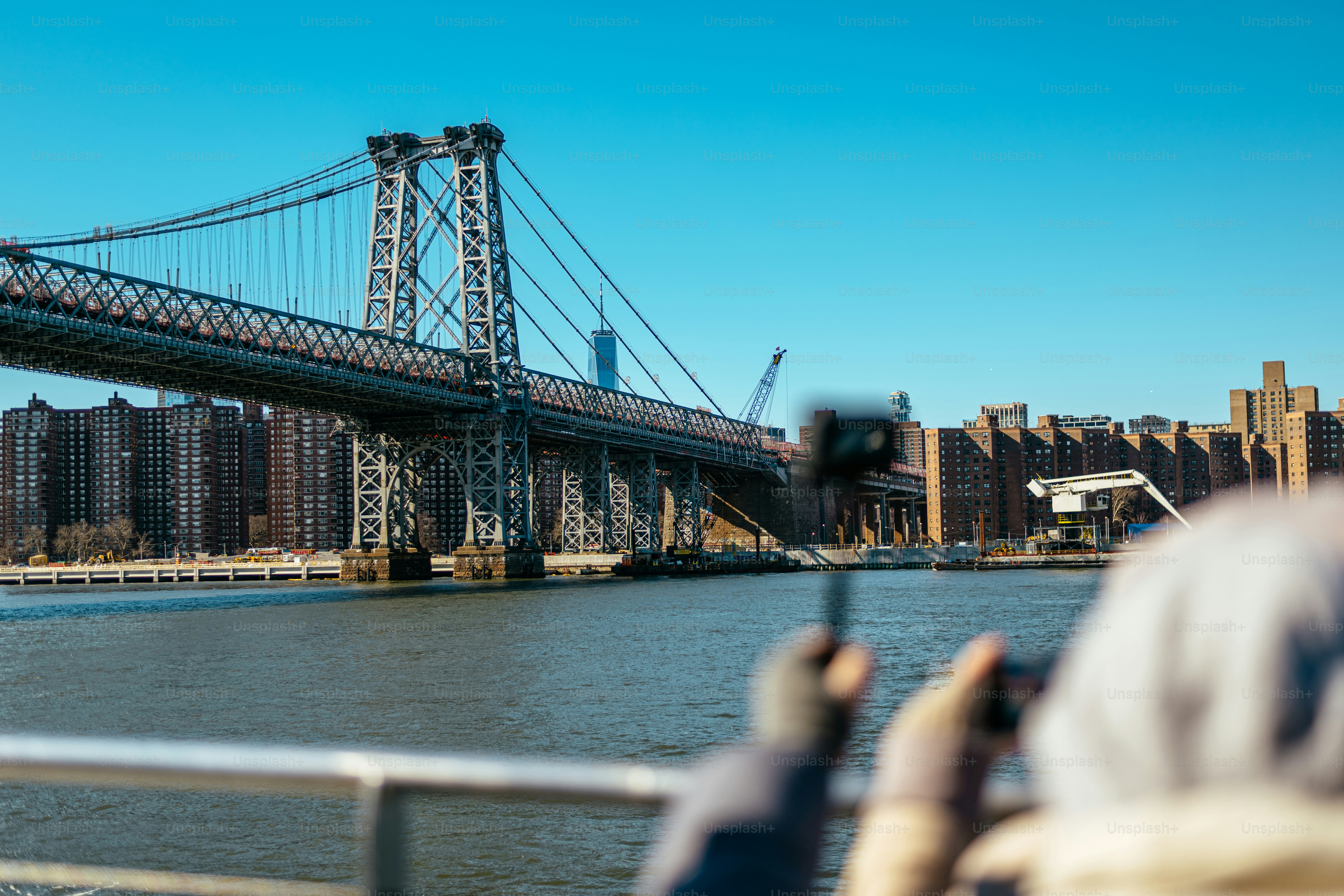 une personne prenant une photo d’un pont