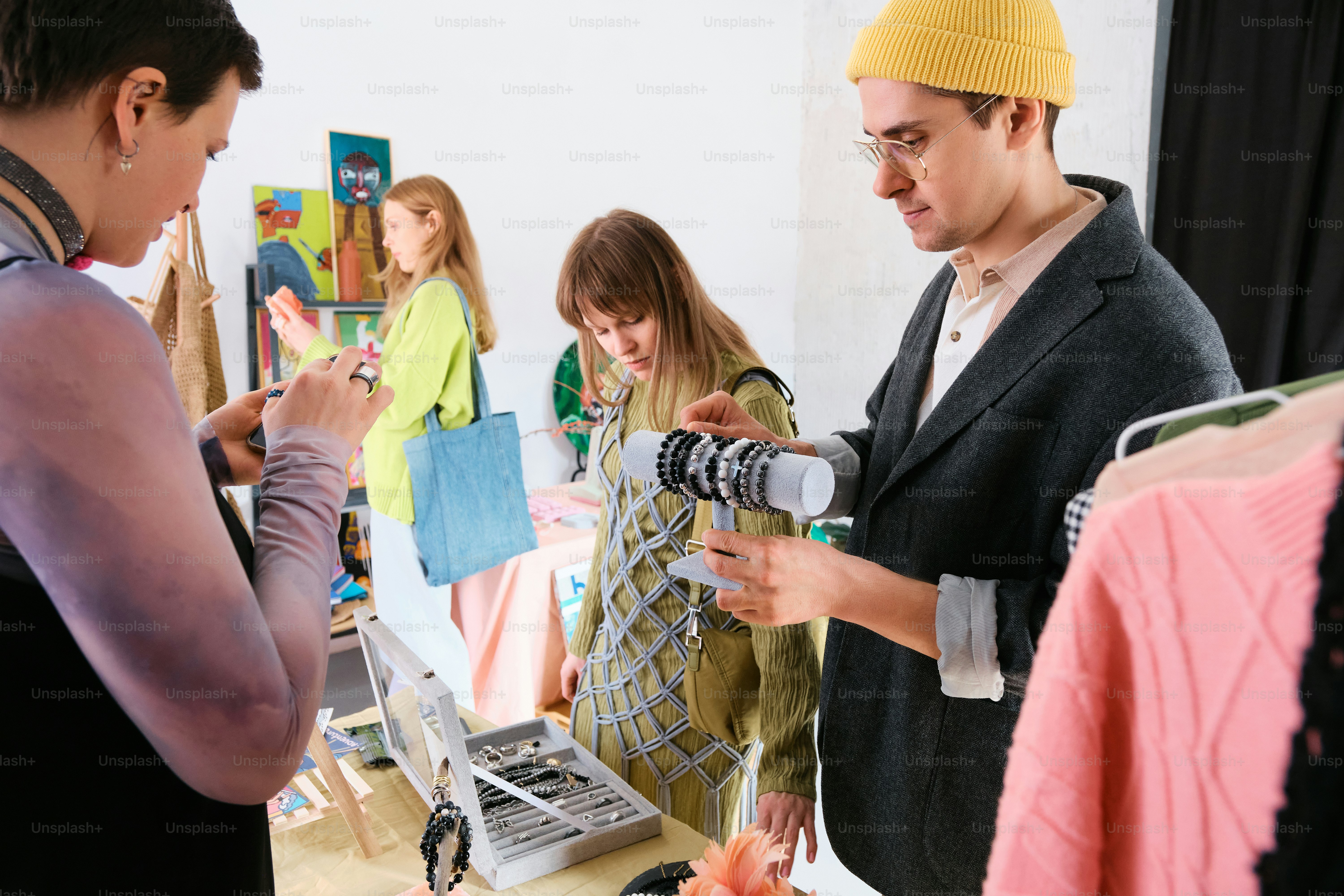 um grupo de pessoas em pé ao redor de uma mesa