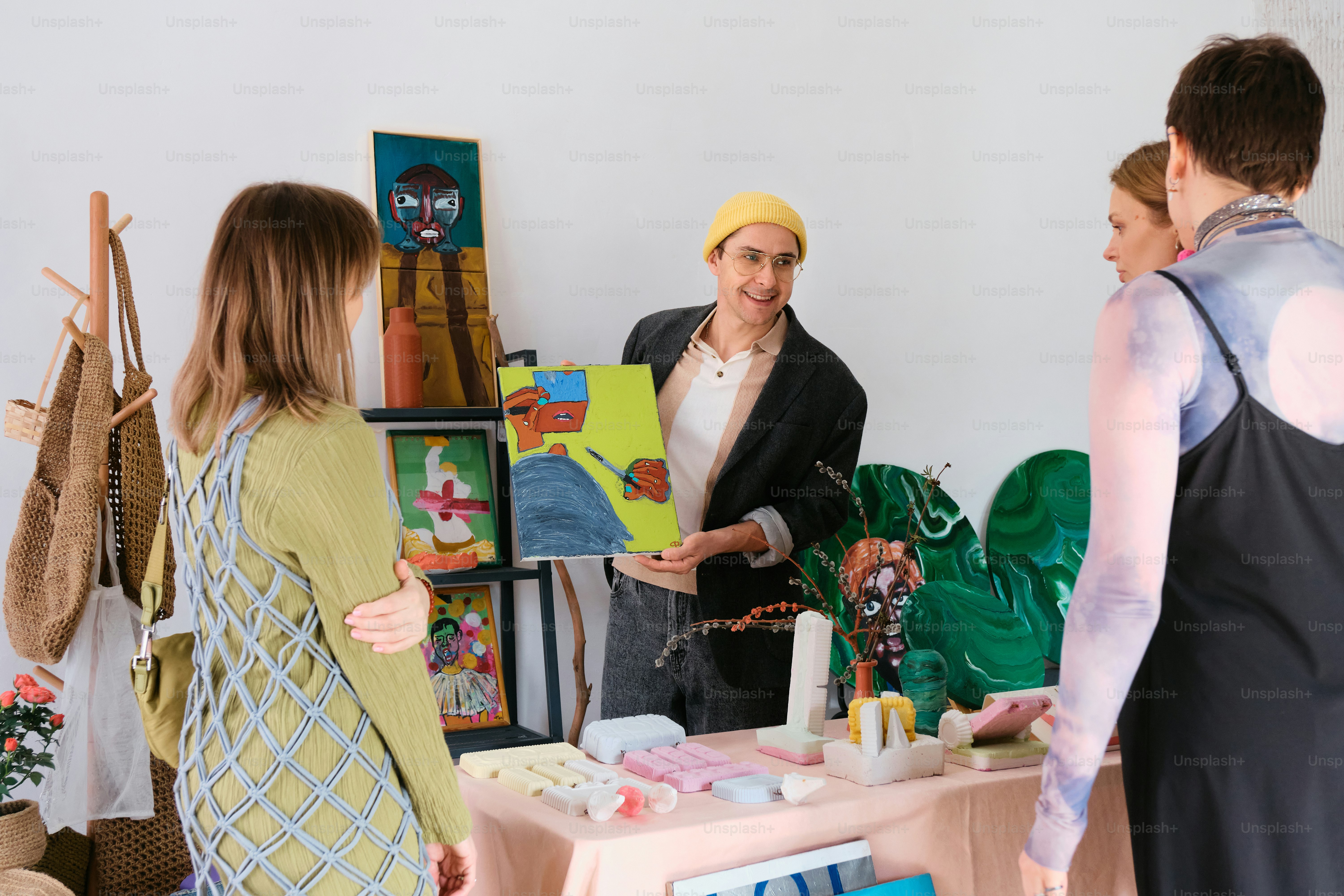 um grupo de pessoas em pé ao redor de uma mesa