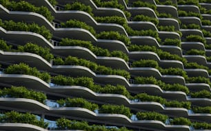 Un edificio muy alto con un montón de plantas creciendo en él