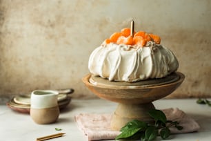 um bolo sentado em cima de um prato de madeira