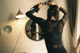 거울에 비친 자신의 사진을 찍는 여성