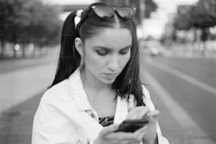 Una mujer joven mirando su teléfono celular