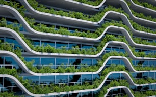 un edificio con un montón de plantas creciendo a un lado