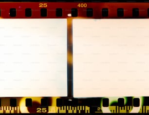 una striscia di pellicola con due quadrati bianchi su di essa