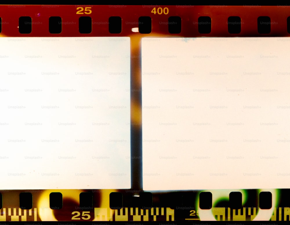 una tira de película con dos cuadrados blancos