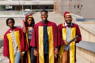 Un grupo de personas con togas de graduación posando para una foto