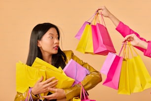 uma mulher segurando um monte de sacolas de compras