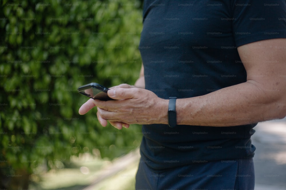 Ein Mann hält ein Smartphone in der Hand