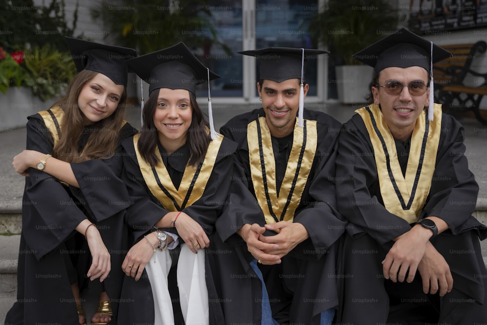 un gruppo di persone in abiti da laurea in posa per una foto