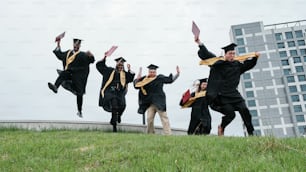 Un grupo de graduados saltando en el aire