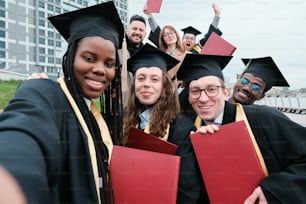 Un grupo de graduados posando para una foto