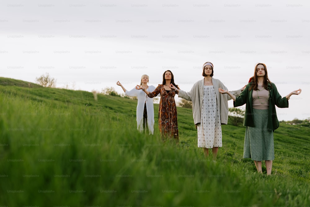 무성한 녹색 들판 위에 서 있는 한 무리의 여성들