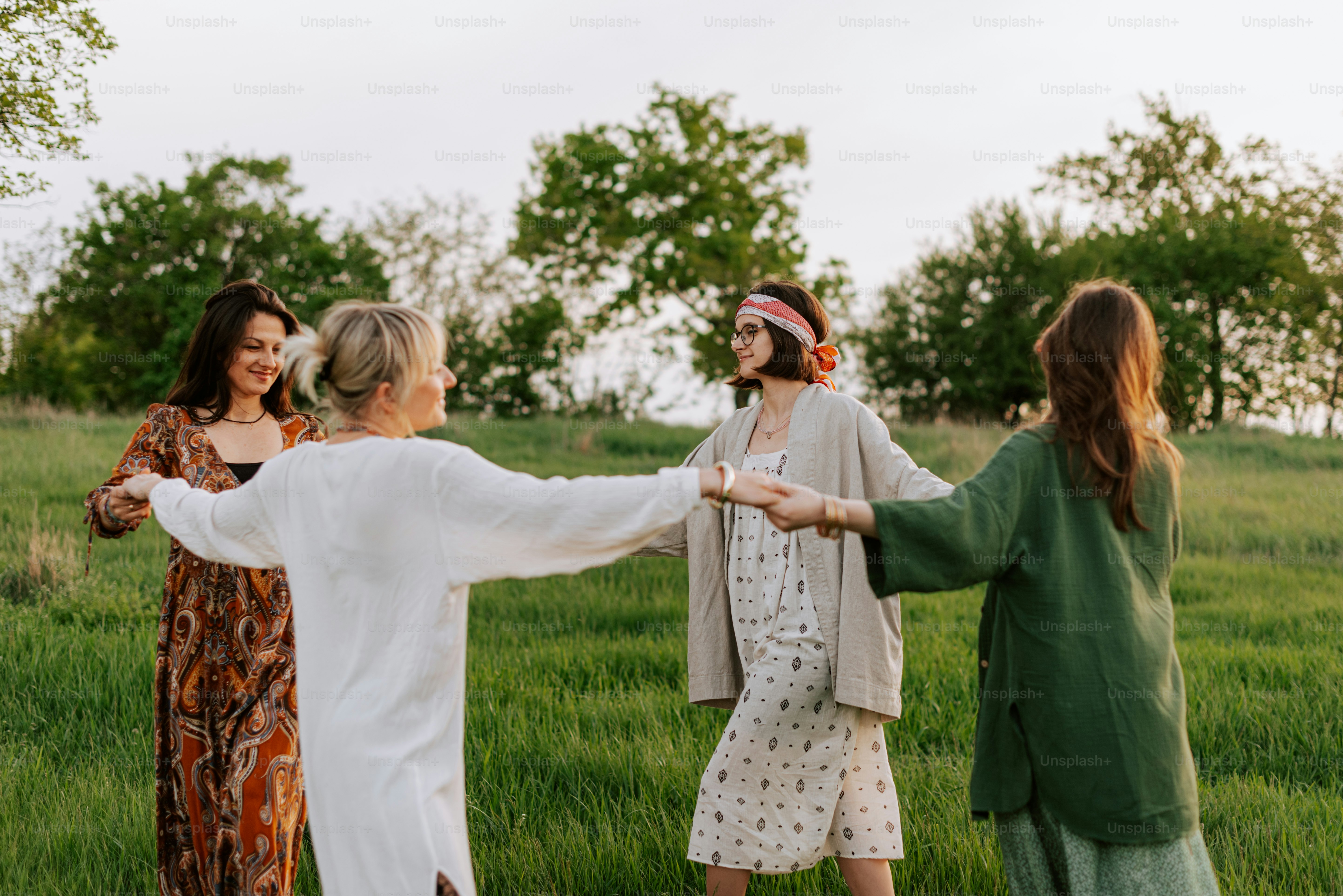 7 Wedding Guest Mom Style Outfits That Are Comfortable Yet Classy